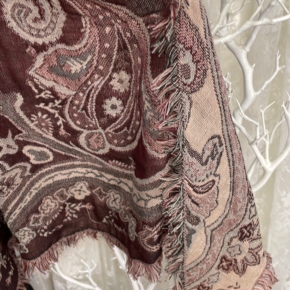 Stunning Shawl, Wrap, Scarf, Paisley - Picture 4 of 7